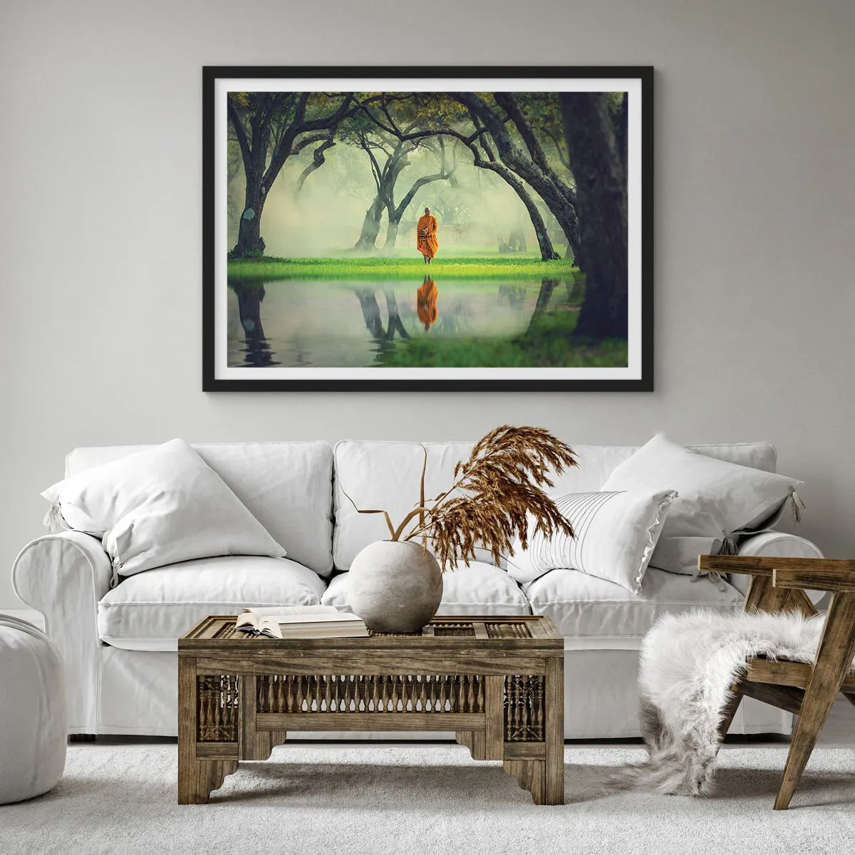 Affiche dans un cadre noir - Poster - Un moine en robe orange dans une forêt avec un fond brumeux et un reflet dans l'eau. - 100x70cm - En route vers l'illumination - Décoration murale moderne pour le salon et la chambre ARTTOR