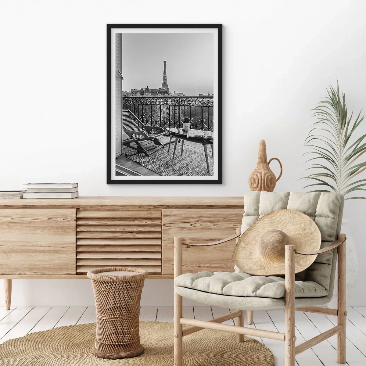 Affiche dans un cadre noir - Poster - Vue de la Tour Eiffel depuis un élégant balcon parisien - 50x70cm - Après-midi parisien - Décoration murale moderne pour le salon et la chambre ARTTOR