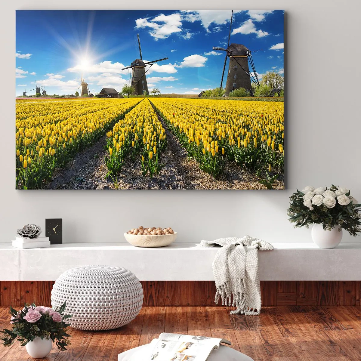Impression sur toile - Image sur toile - Un champ de tulipes jaunes avec des moulins à vent à l'horizon - 120x80cm - Ça ne pourrait pas être plus hollandais - Décoration murale moderne pour le salon et la chambre ARTTOR
