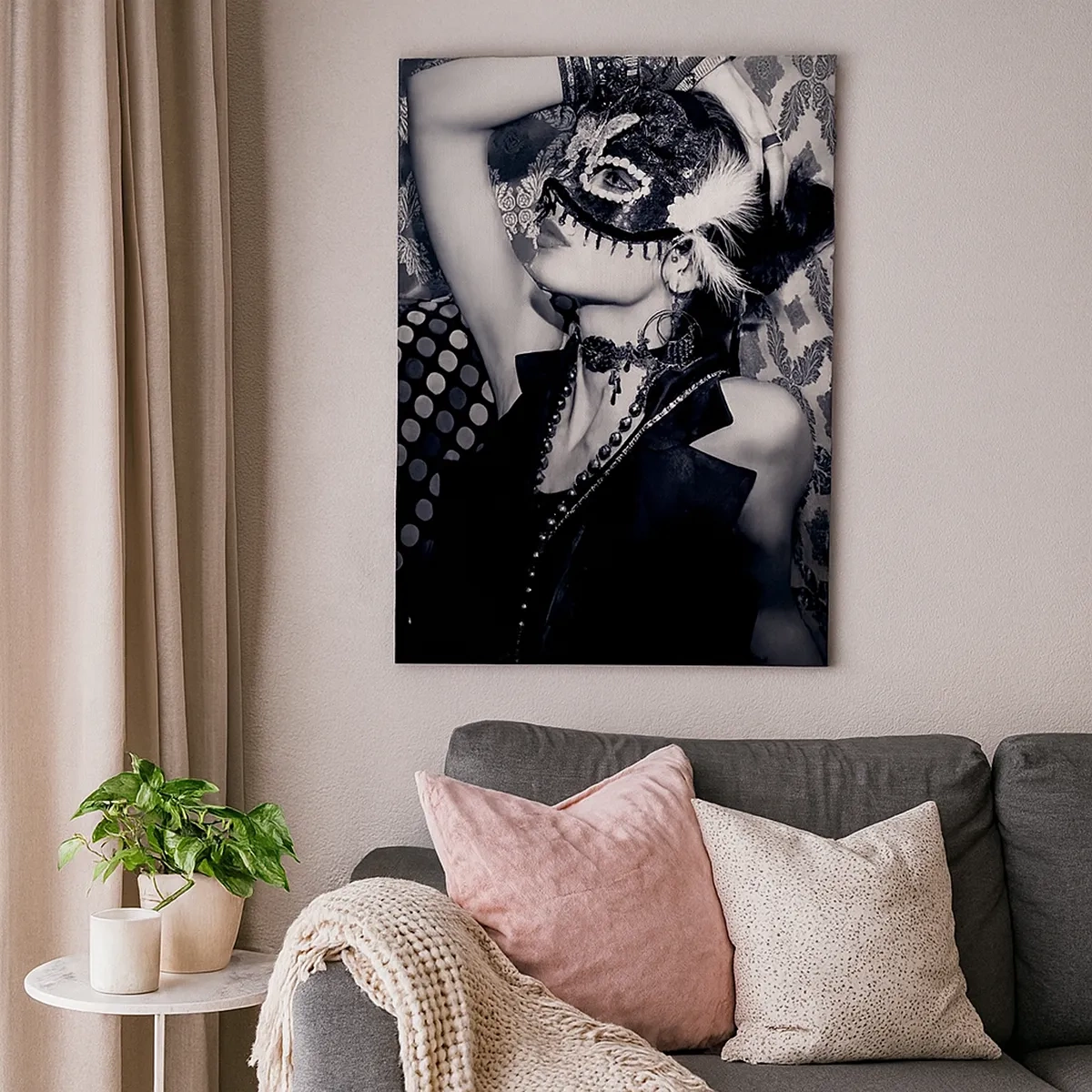 Impression sur toile - Image sur toile - Une femme portant un masque vénitien sur un fond de motifs ornés. - 50x70cm - Décorations, ornements, motifs… - Décoration murale moderne pour le salon et la chambre ARTTOR