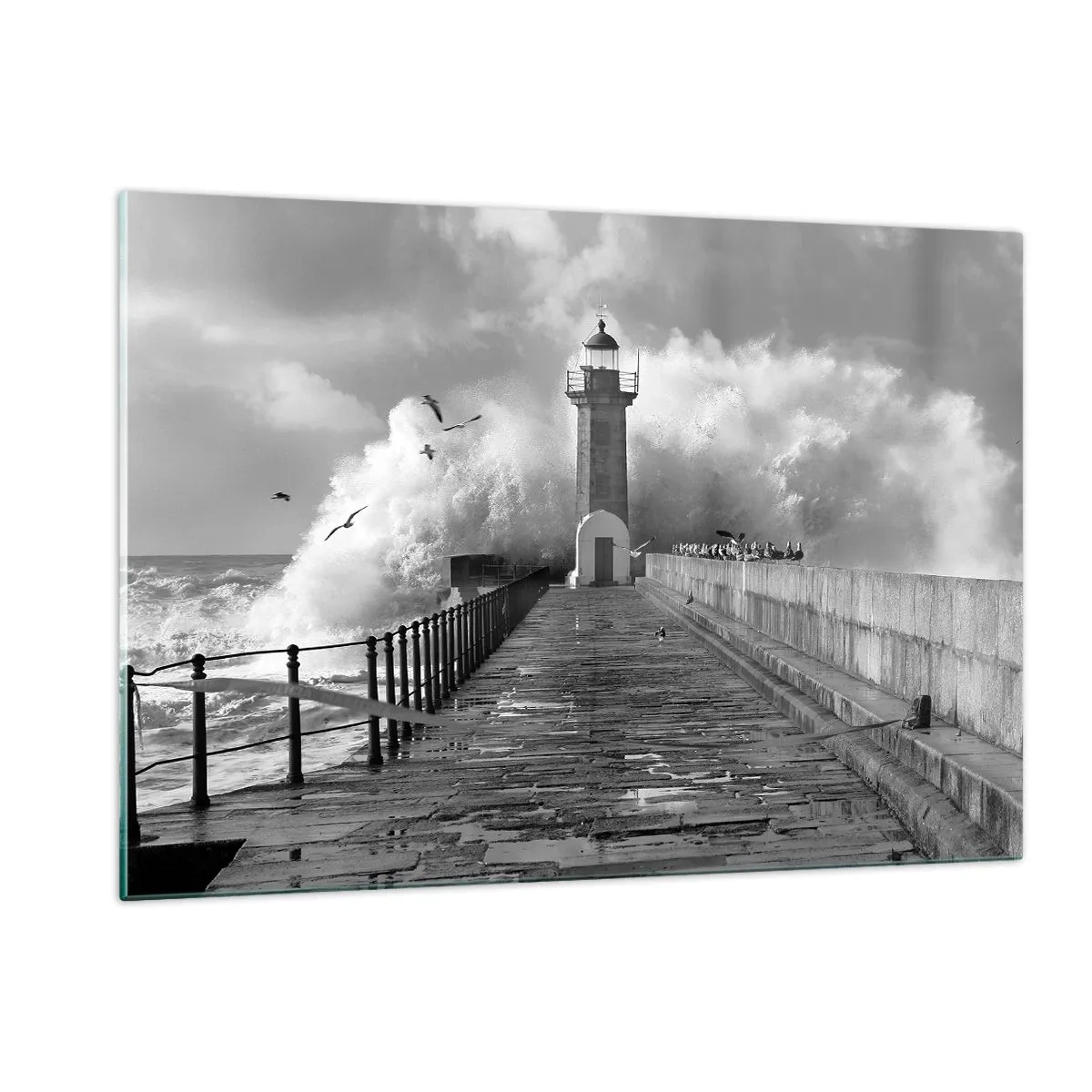 Impression sur verre - Image sur verre - Une photo en noir et blanc d'un phare au milieu de vagues déferlantes. - 120x80cm - Sans peur - Décoration murale moderne pour le salon et la chambre ARTTOR
