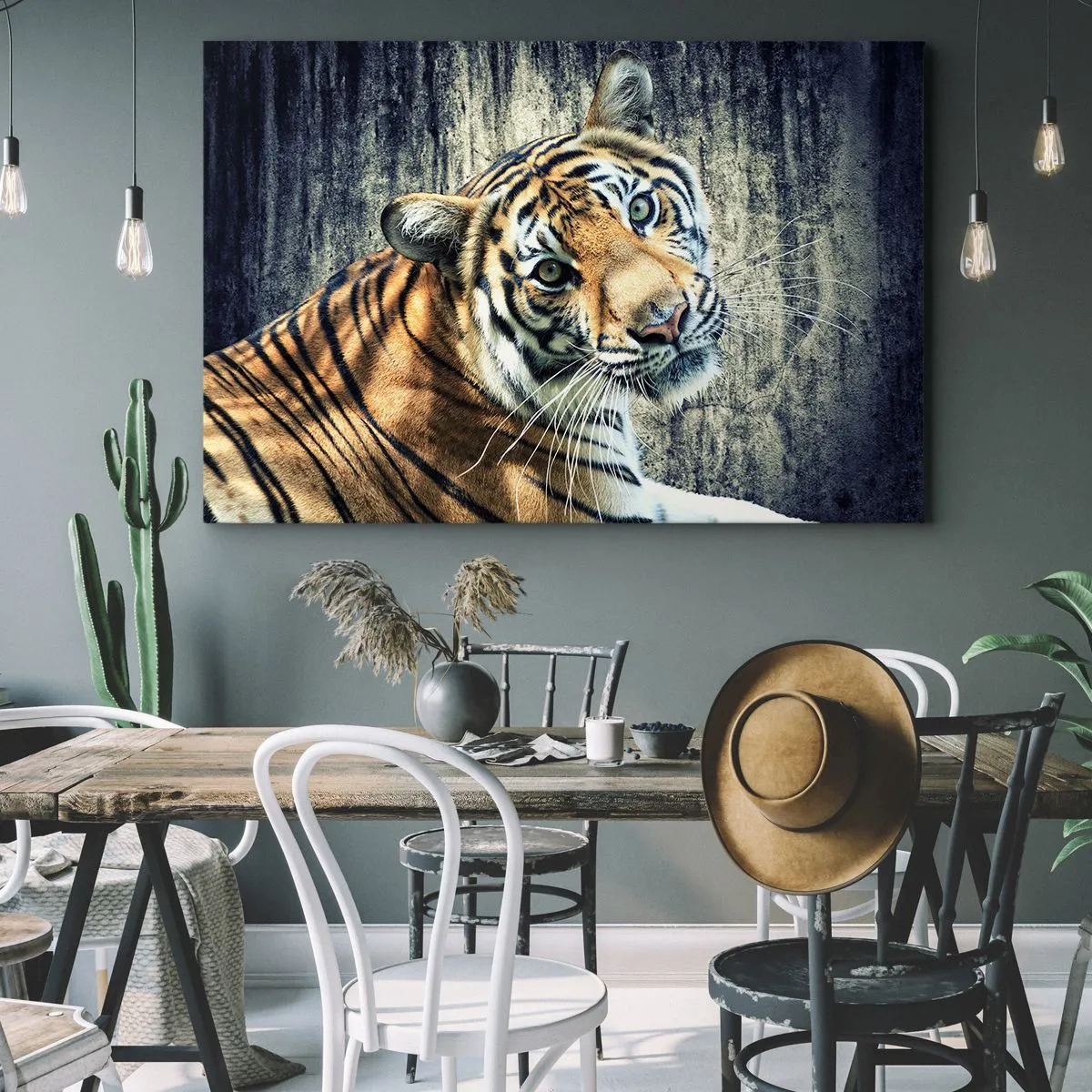 Impression sur toile - Image sur toile - Un tigre couché contre un mur à la texture rugueuse - 70x50cm - Portrait dans les flots de lumière - Décoration murale moderne pour le salon et la chambre ARTTOR