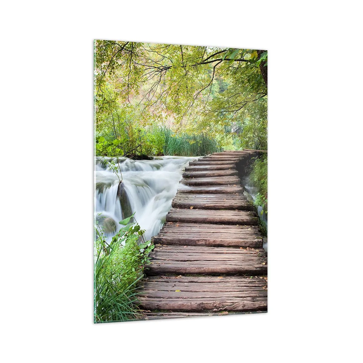 Impression sur verre - Image sur verre - Un pont en bois au-dessus d'une cascade entourée d'une forêt verdoyante. - 70x100cm - L'eau n'est pas si calme - Décoration murale moderne pour le salon et la chambre ARTTOR