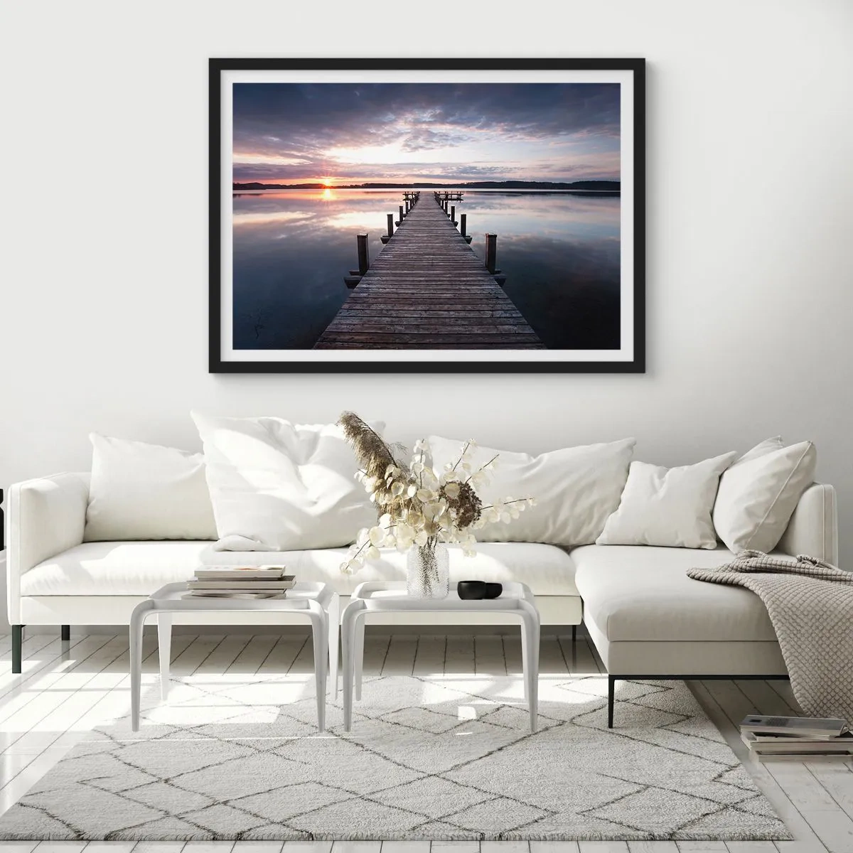 Affiche dans un cadre noir - Poster - Une jetée sur un lac au coucher du soleil dans un paysage paisible - 100x70cm - Une frontière tranquille entre le jour et la nuit - Décoration murale moderne pour le salon et la chambre ARTTOR