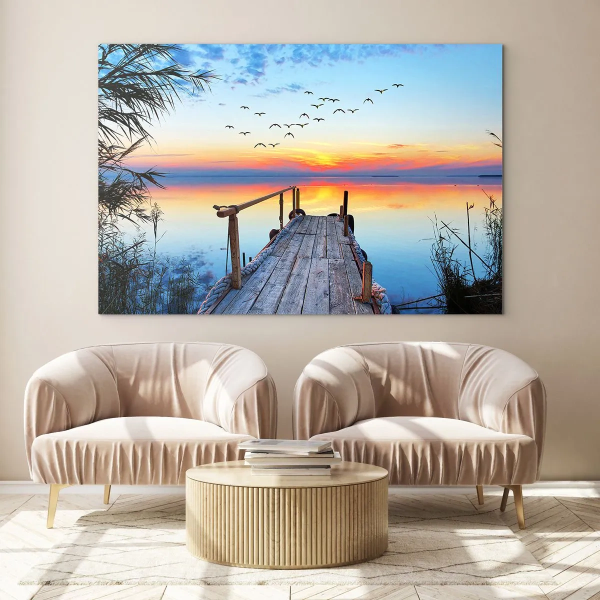Impression sur verre - Image sur verre - Une jetée en bois au-dessus d'un lac au coucher du soleil avec une volée d'oiseaux volant au-dessus - 70x50cm - Il est temps de rentrer... - Décoration murale moderne pour le salon et la chambre ARTTOR