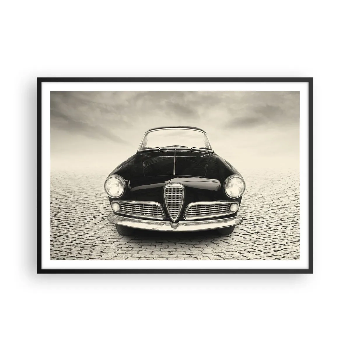 Affiche dans un cadre noir - Poster - Une voiture classique sur une place pavée dans un style monochrome - 100x70cm - Et alors! Tu ne m'aime pas? - Décoration murale moderne pour le salon et la chambre ARTTOR