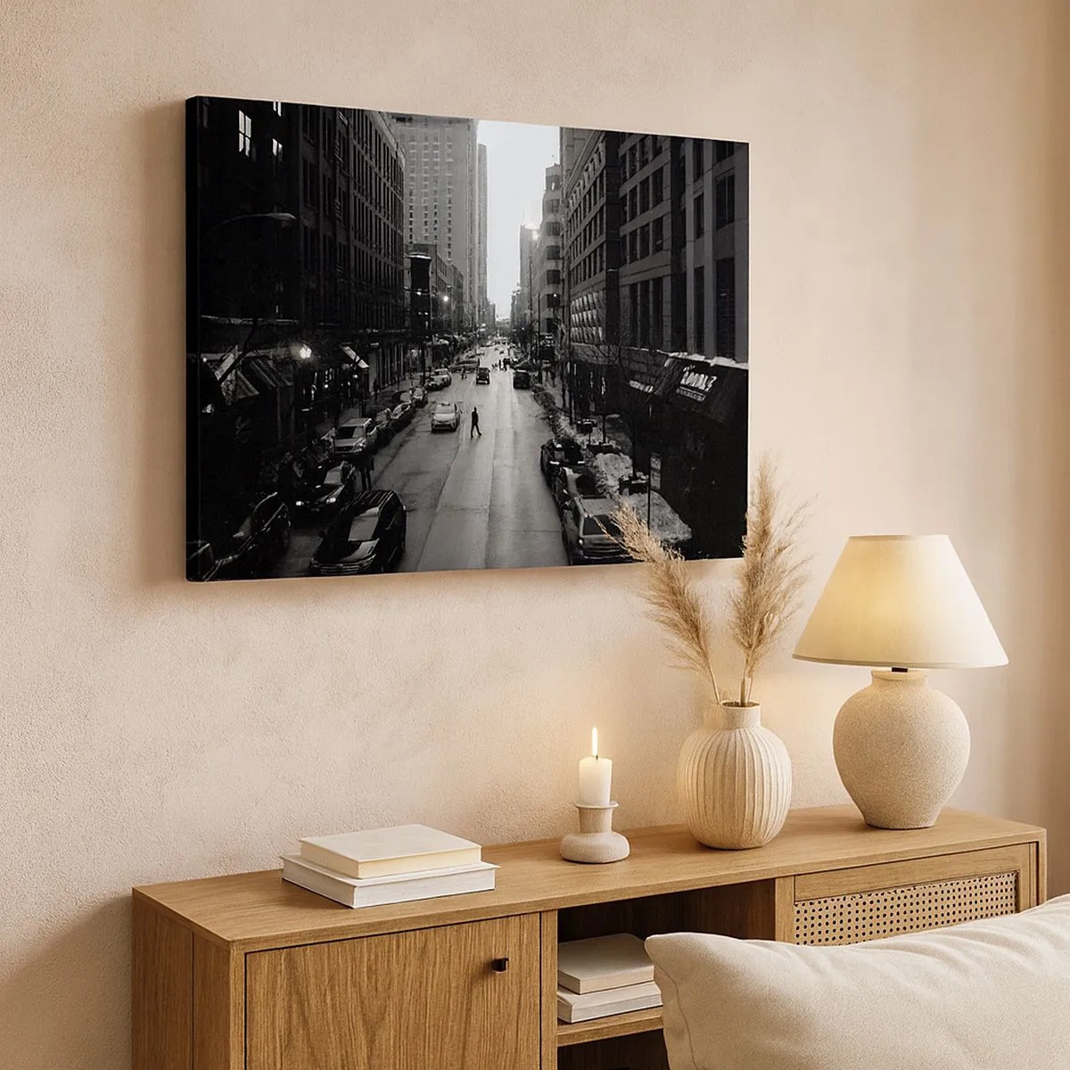 Impression sur toile - Image sur toile - Une rue en noir et blanc au milieu de la ville avec des voitures et des piétons - 70x50cm - Un autre jour comme tous les autres jours - Décoration murale moderne pour le salon et la chambre ARTTOR