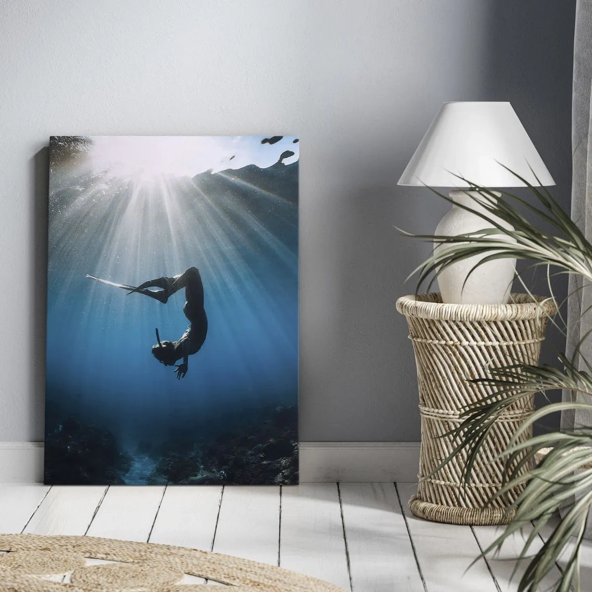 Impression sur toile - Image sur toile - Un plongeur flottant dans un faisceau de lumière sous l'eau - 50x70cm - Dans sous-marine - Décoration murale moderne pour le salon et la chambre ARTTOR