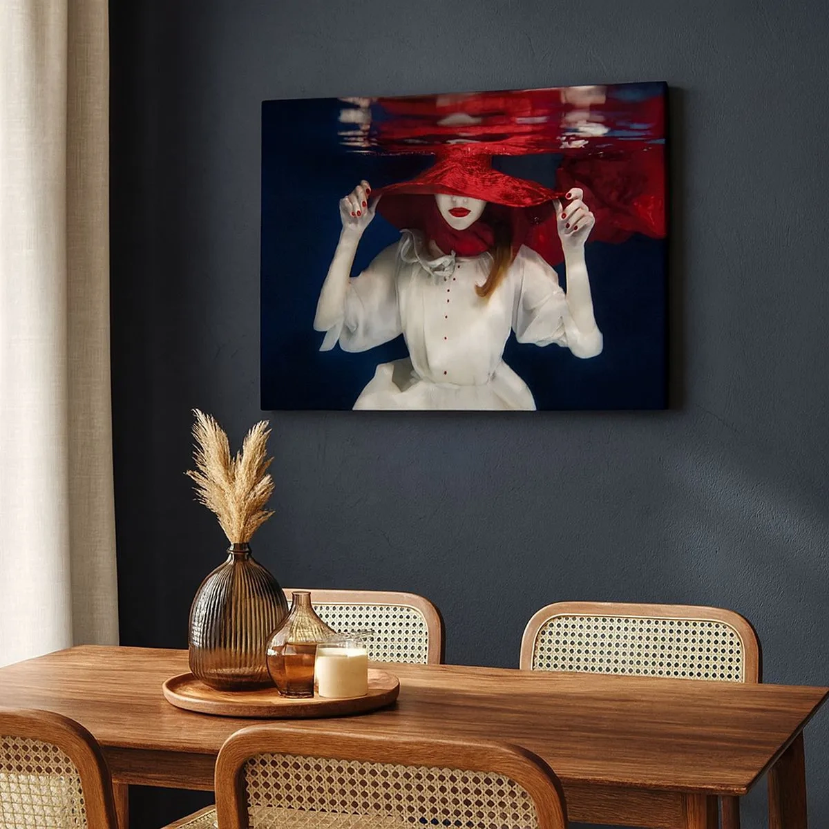 Impression sur toile - Image sur toile - Une femme avec un chapeau rouge immergée dans l'eau - 70x50cm - Femme mystérieuse - Décoration murale moderne pour le salon et la chambre ARTTOR
