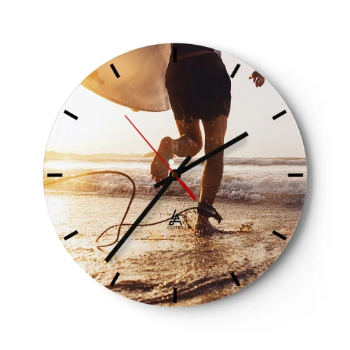 Horloge murale - Pendule murale - Un surfeur court le long de la plage avec sa planche au coucher du soleil. - 30x30cm - A la rencontre des vagues - Décoration murale moderne pour le salon, la cuisine et la chambre ARTTOR