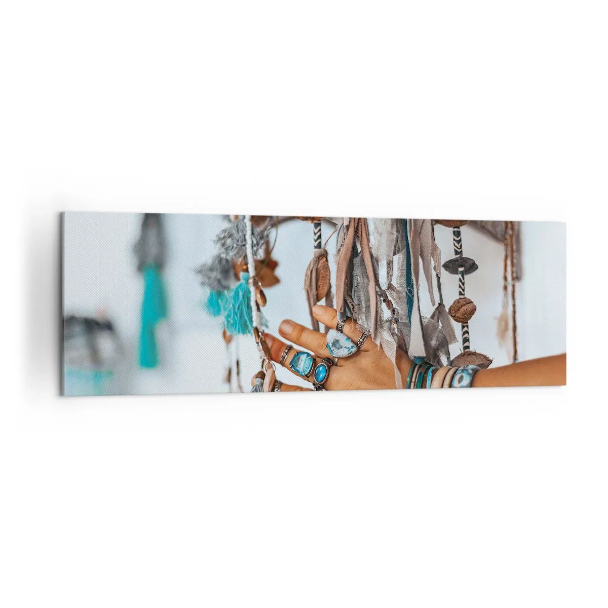 Impression sur toile - Image sur toile - Une main ornée de bijoux bohèmes avec des décorations en arrière-plan - 160x50cm - Trésor local - Décoration murale moderne pour le salon et la chambre ARTTOR