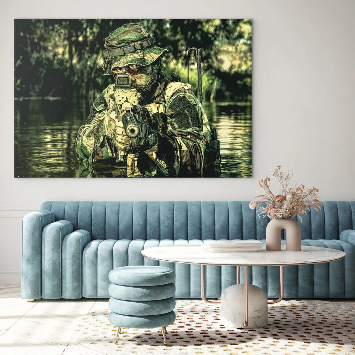 Impression sur verre - Image sur verre - Un soldat en tenue de camouflage complète vise à travers une visière dans un environnement aquatique. - 70x50cm - Le meilleur des meilleurs - Décoration murale moderne pour le salon et la chambre ARTTOR