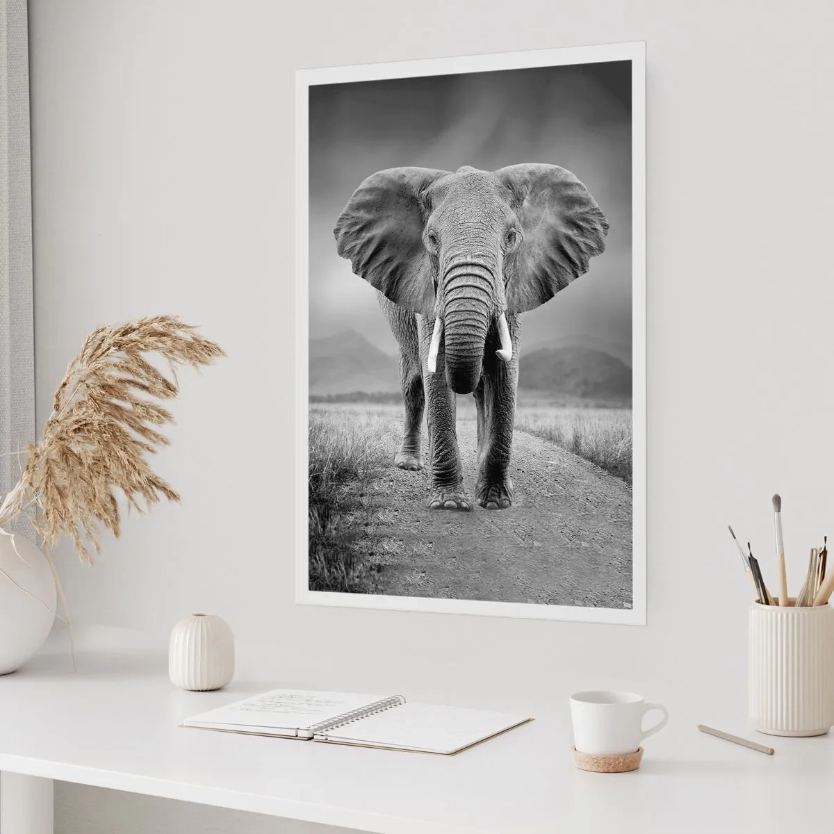 Affiche - Poster - Un éléphant sur un paysage africain en noir et blanc - 50x70cm - Les hôtes vous saluent - Décoration murale moderne pour le salon et la chambre ARTTOR