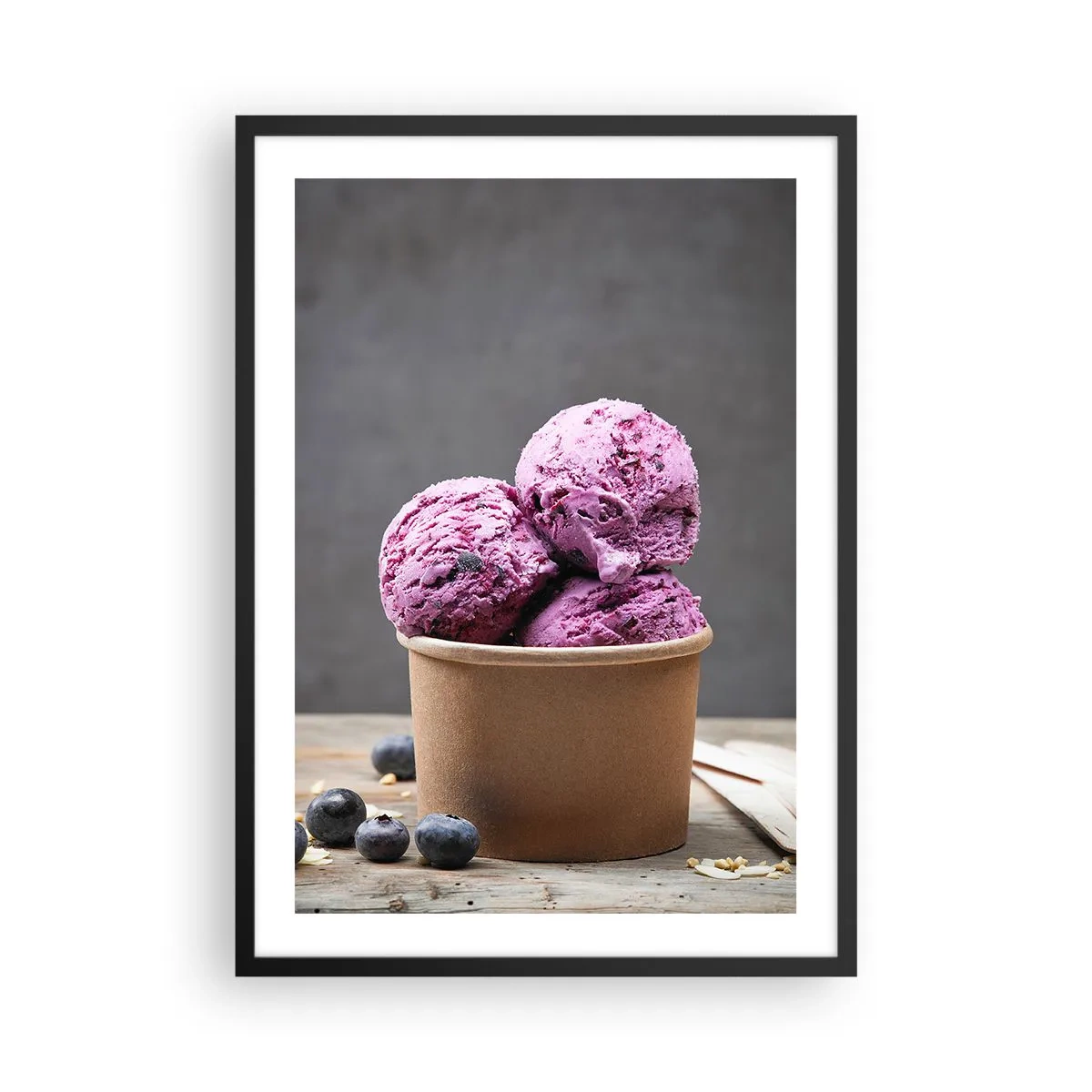 Affiche dans un cadre noir - Poster - Boules de glace aux myrtilles dans un gobelet en papier - 50x70cm - Douceur et froideur - Décoration murale moderne pour le salon et la chambre ARTTOR