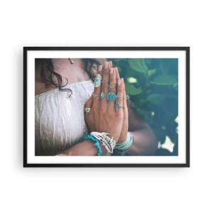 Affiche dans un cadre noir - Poster - Mains décorées de bijoux bohèmes - 70x50cm - Bienvenue au centre du bien-être - Décoration murale moderne pour le salon et la chambre ARTTOR
