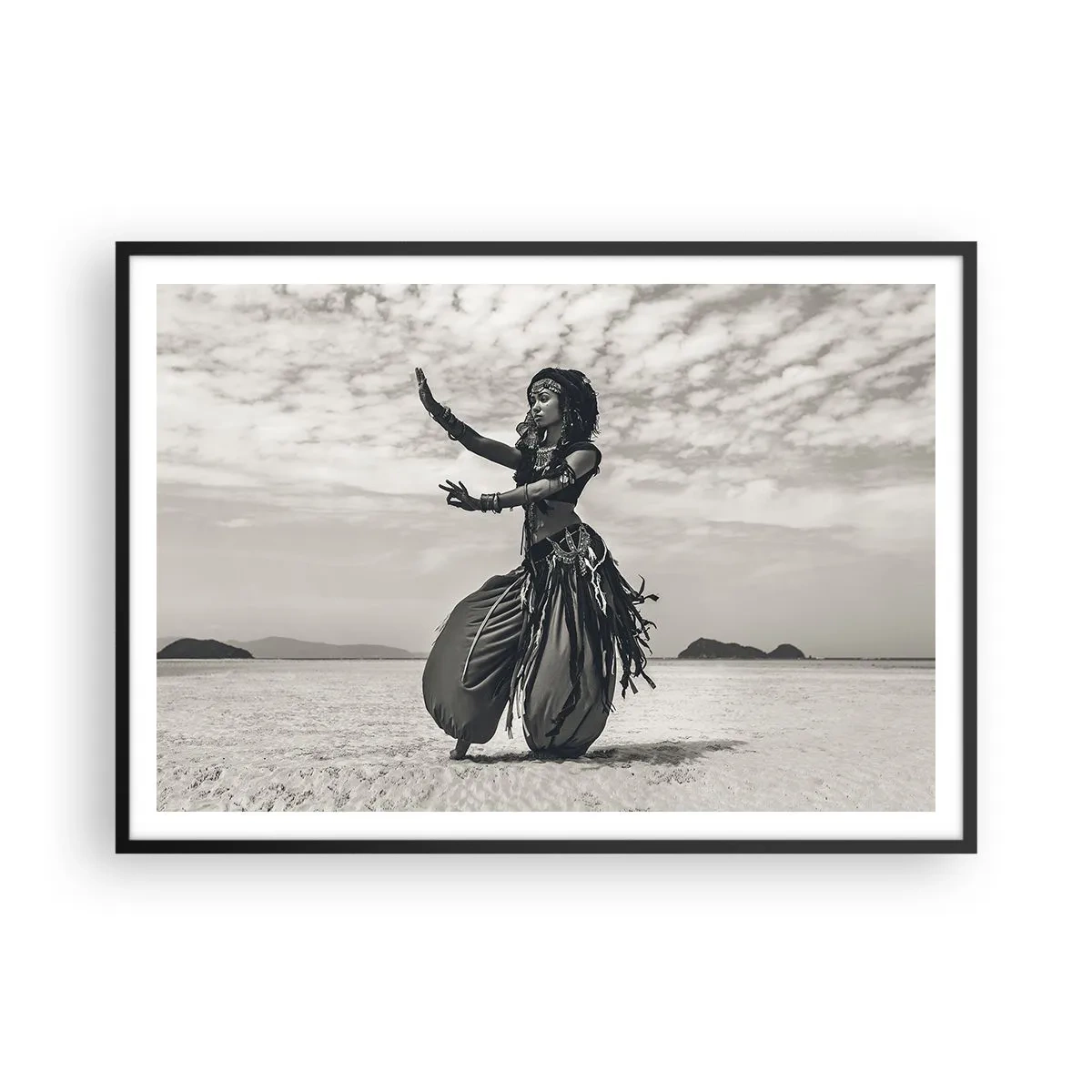 Affiche dans un cadre noir - Poster - Danseuse exotique sur fond de désert - 100x70cm - Danse des îles du sud - Décoration murale moderne pour le salon et la chambre ARTTOR