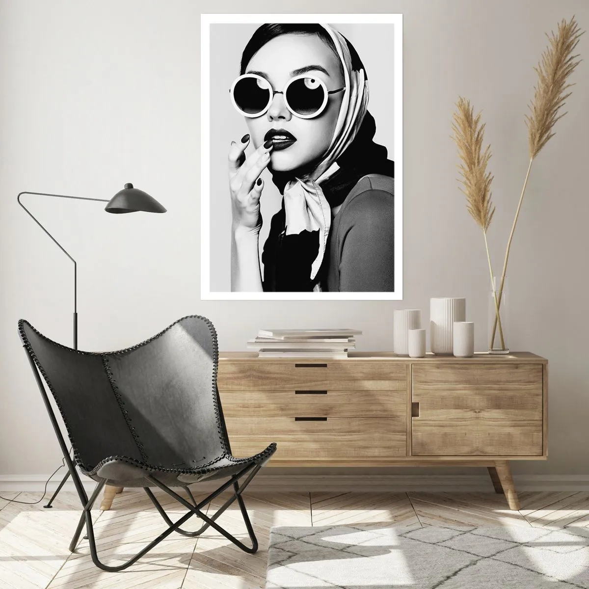 Affiche - Poster - Portrait d'une femme portant des lunettes de soleil et un foulard - 50x70cm - Salutations des années 60 - Décoration murale moderne pour le salon et la chambre ARTTOR