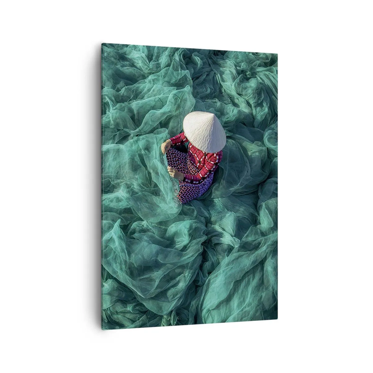 Impression sur toile - Image sur toile - Une personne avec un chapeau parmi des filets de pêche verts - 70x100cm - Dans une mer de filet - Décoration murale moderne pour le salon et la chambre ARTTOR