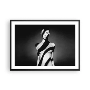 Affiche dans un cadre noir - Poster - Portrait noir et blanc d'une femme dans l'ombre et la lumière - 70x50cm - Dans la brillance et l'ombre - Décoration murale moderne pour le salon et la chambre ARTTOR