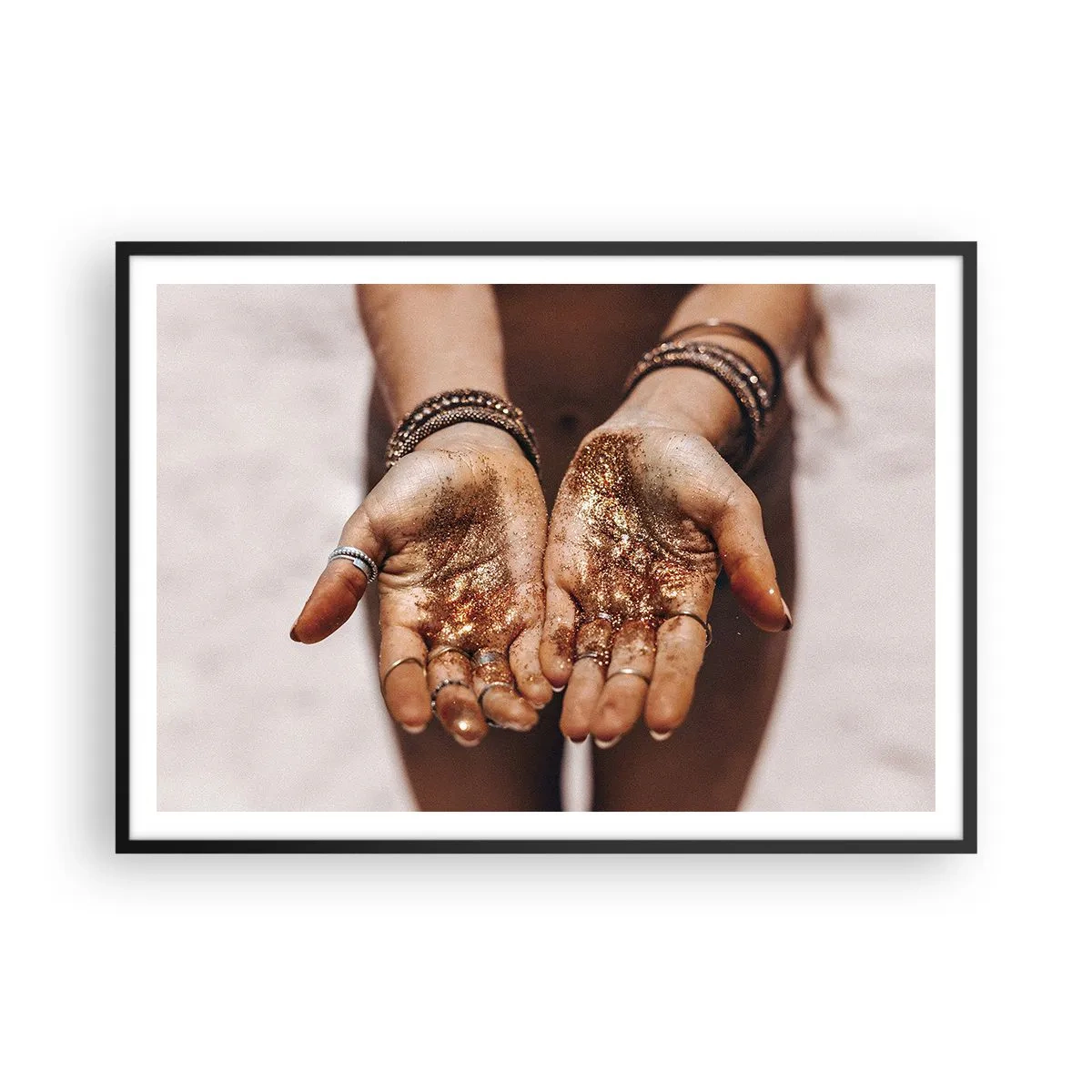 Affiche dans un cadre noir - Poster - Gros plan des mains avec des paillettes dans des tons chauds - 100x70cm - Un don pour vous - Décoration murale moderne pour le salon et la chambre ARTTOR