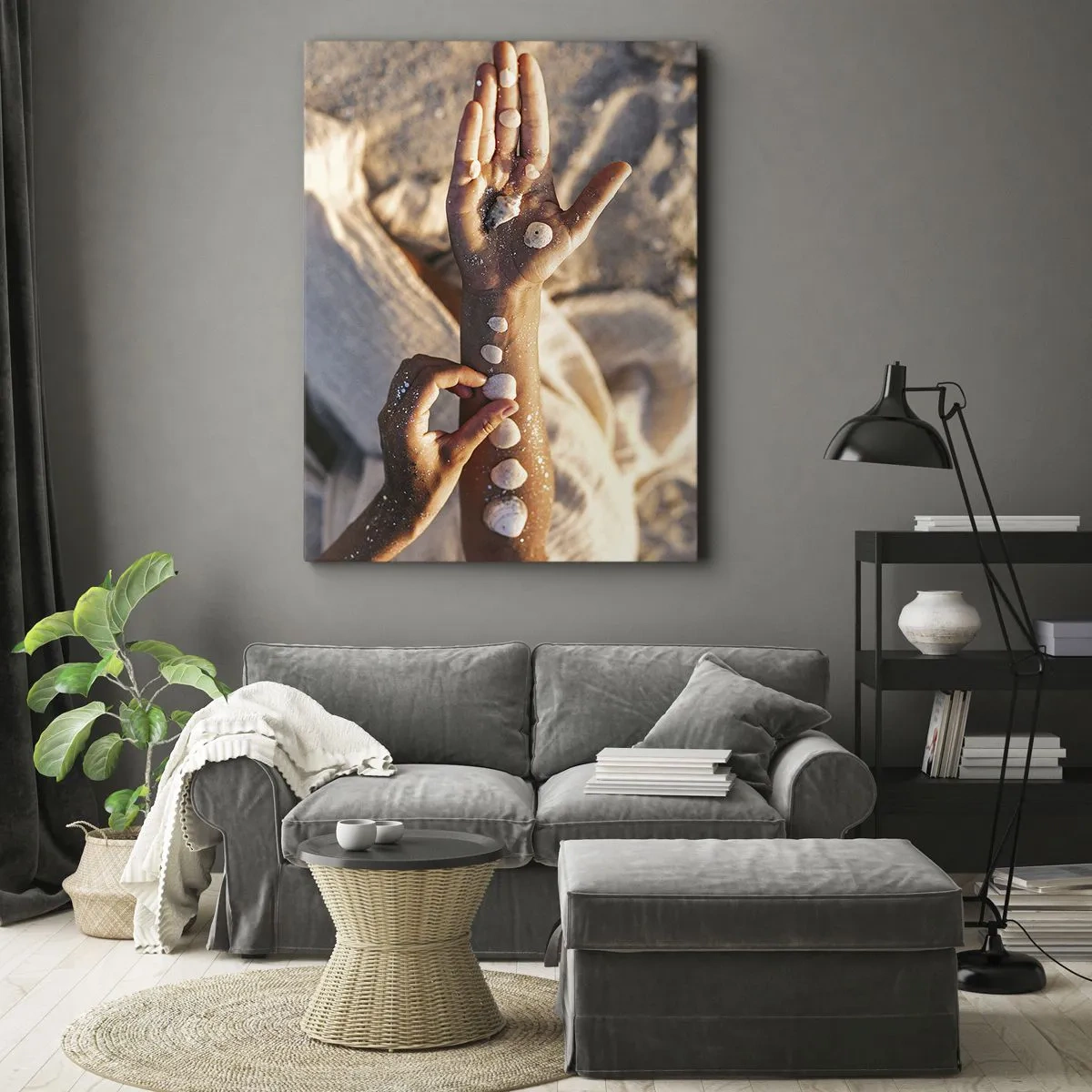Impression sur toile - Image sur toile - Mains avec des coquillages disposés sur le fond de sable - 50x70cm - La beauté à portée de main - Décoration murale moderne pour le salon et la chambre ARTTOR