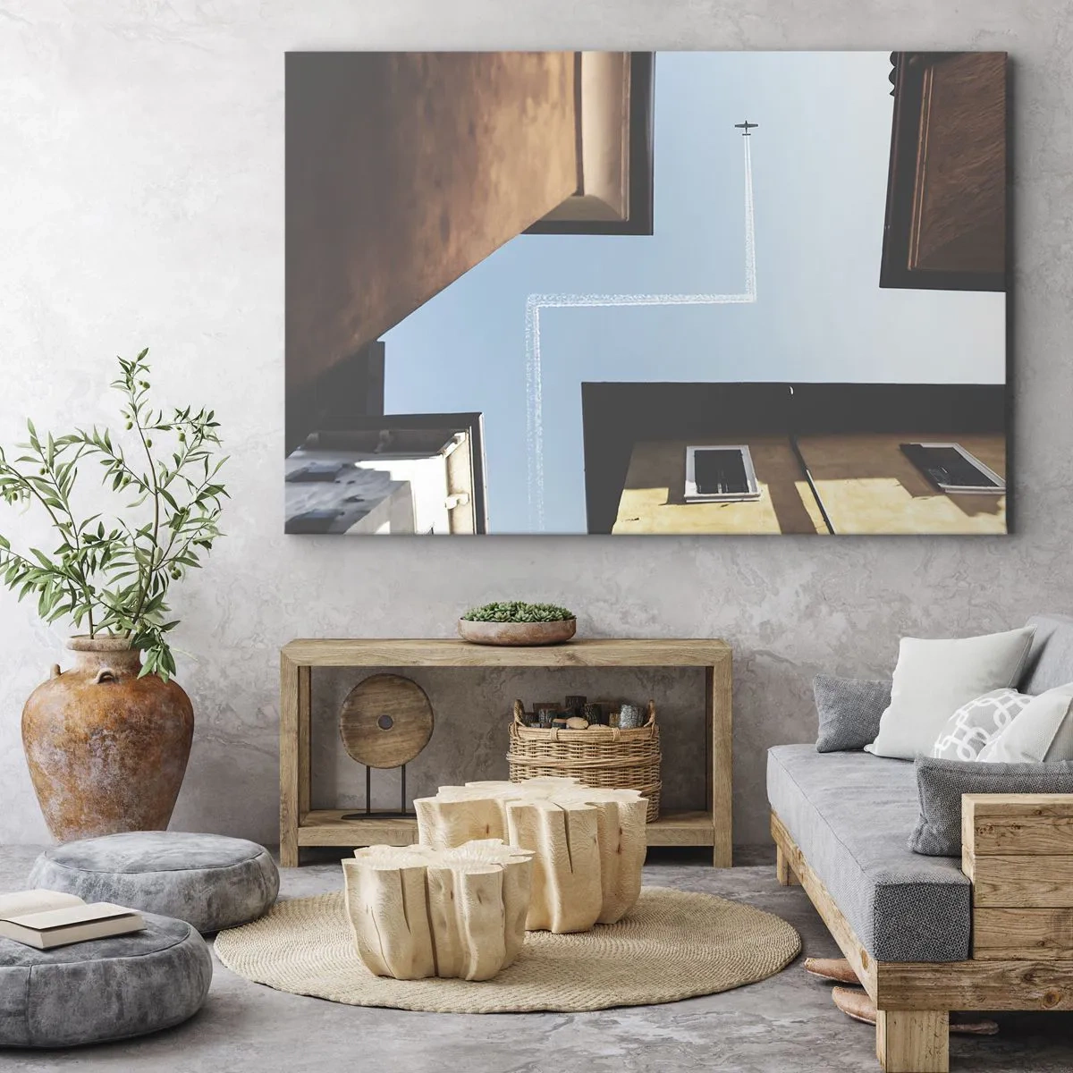 Impression sur toile - Image sur toile - Vue de l'avion et de sa traînée dans le ciel depuis une perspective de rue - 100x70cm - Au-dessus du labyrinthe de la ville - Décoration murale moderne pour le salon et la chambre ARTTOR