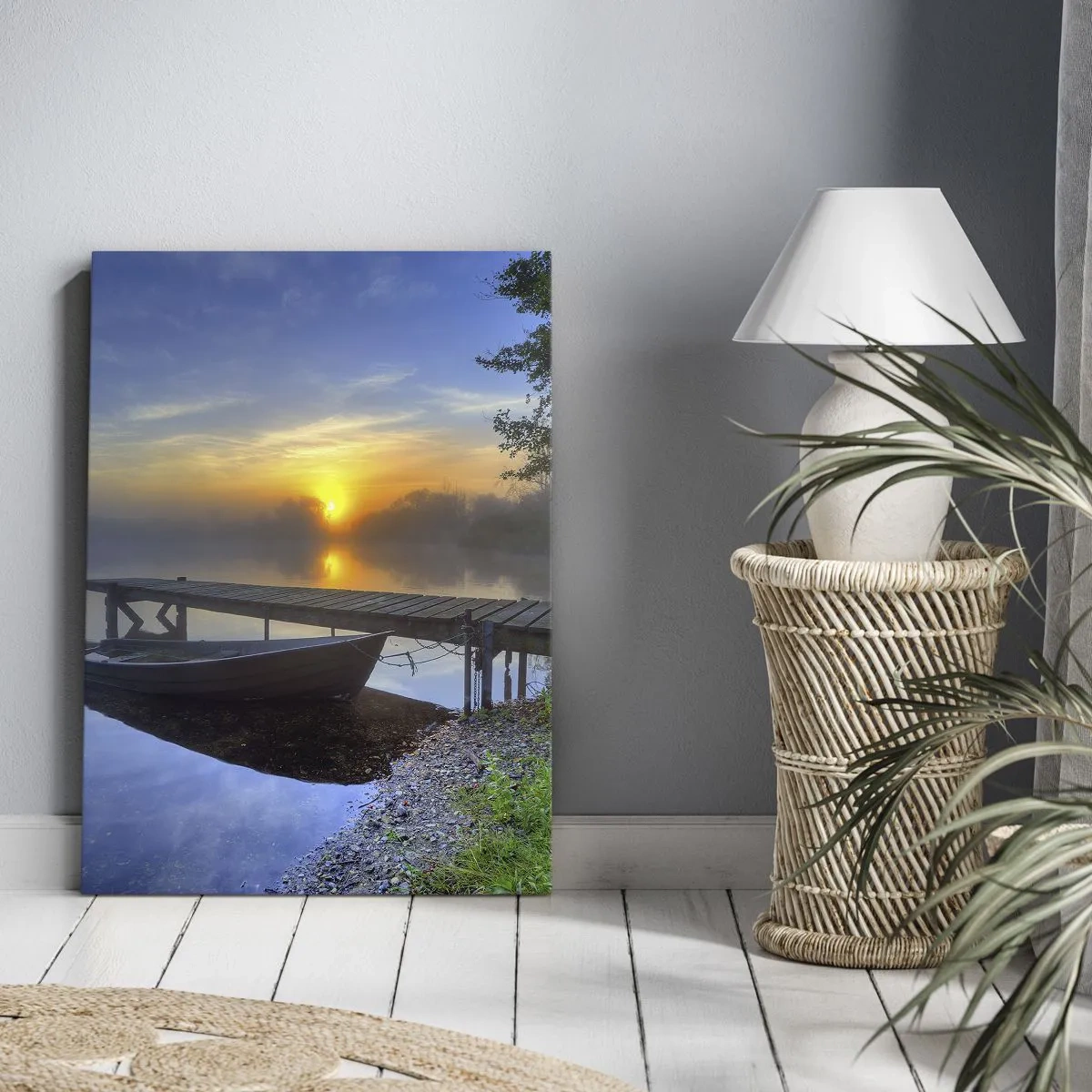 Impression sur toile - Image sur toile - Une jetée au bord du lac au lever du soleil avec un bateau sur le rivage - 70x100cm - Comment l'ordinaire se transforme en magie - Décoration murale moderne pour le salon et la chambre ARTTOR