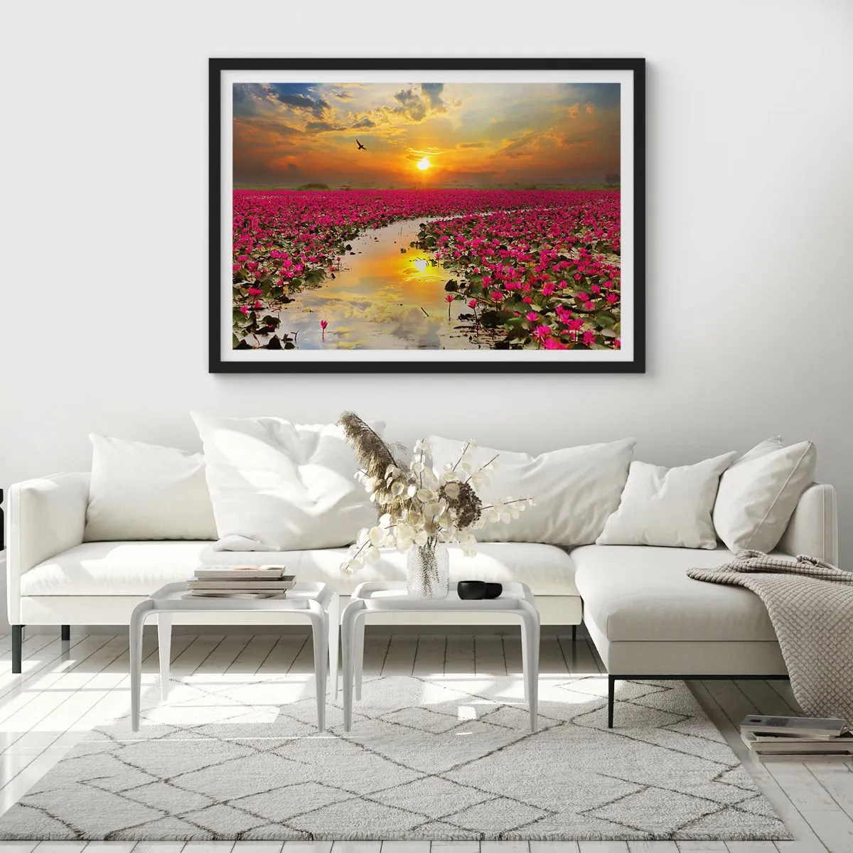 Affiche dans un cadre noir - Poster - Un champ de nénuphars roses au coucher du soleil - 70x50cm - La vie secrète du lac - Décoration murale moderne pour le salon et la chambre ARTTOR