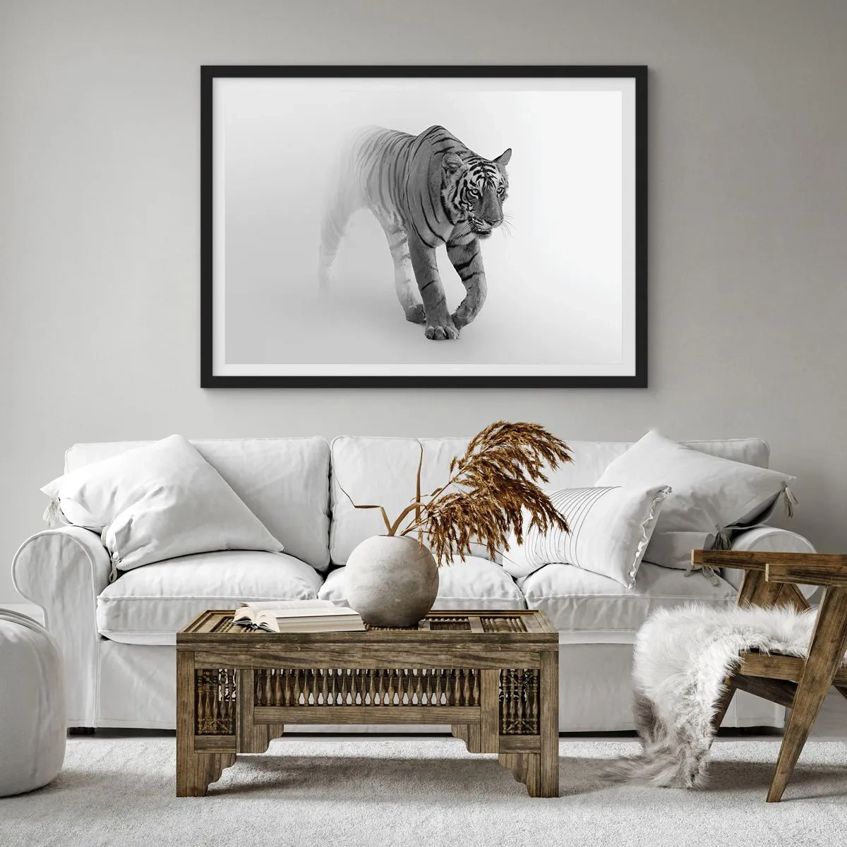 Affiche dans un cadre noir - Poster - Un tigre émergeant du brouillard - 70x50cm - Accroupi dans le brouillard - Décoration murale moderne pour le salon et la chambre ARTTOR
