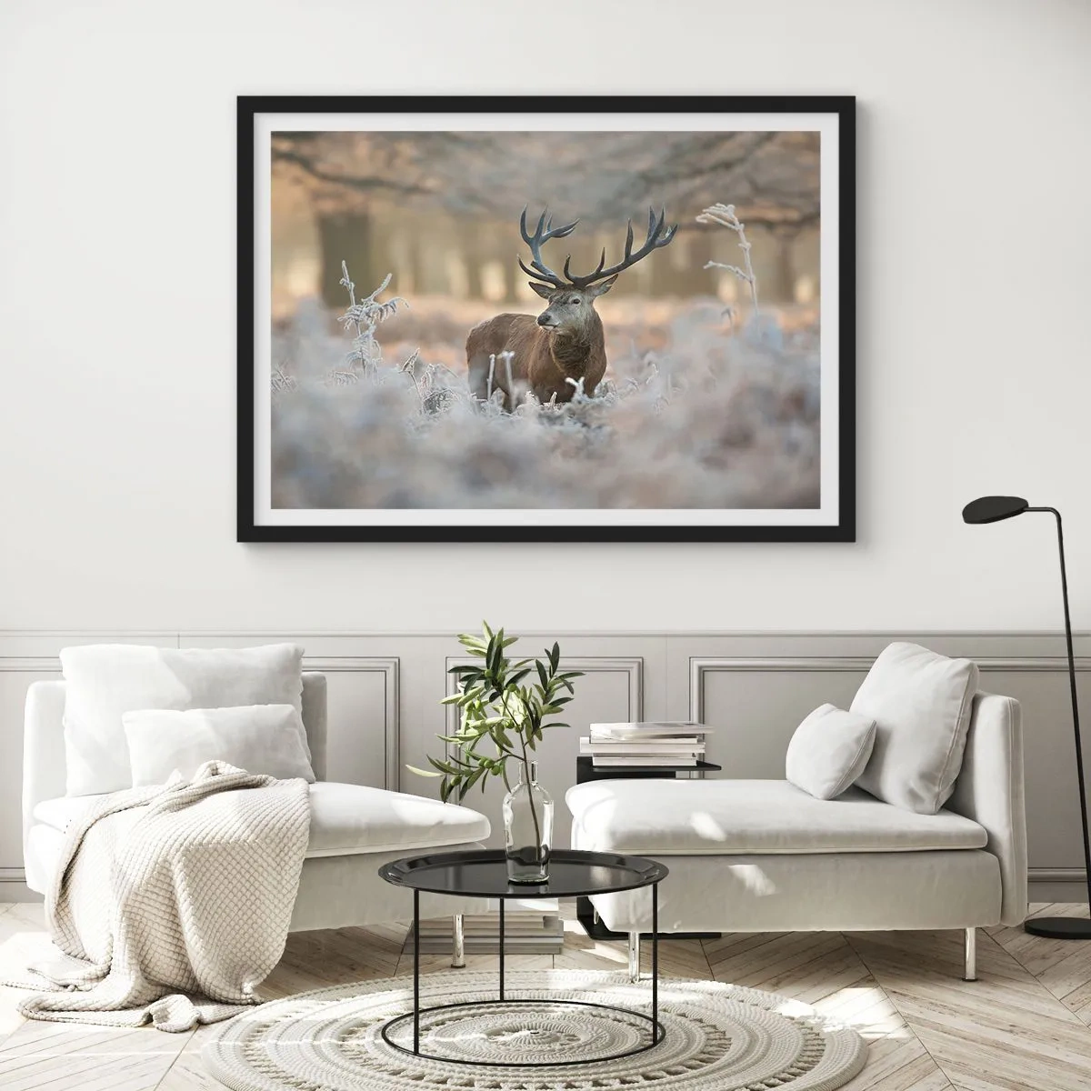 Affiche dans un cadre noir - Poster - Un cerf dans une clairière givrée dans une forêt hivernale aux couleurs subtiles - 70x50cm - Une matinée animée - Décoration murale moderne pour le salon et la chambre ARTTOR