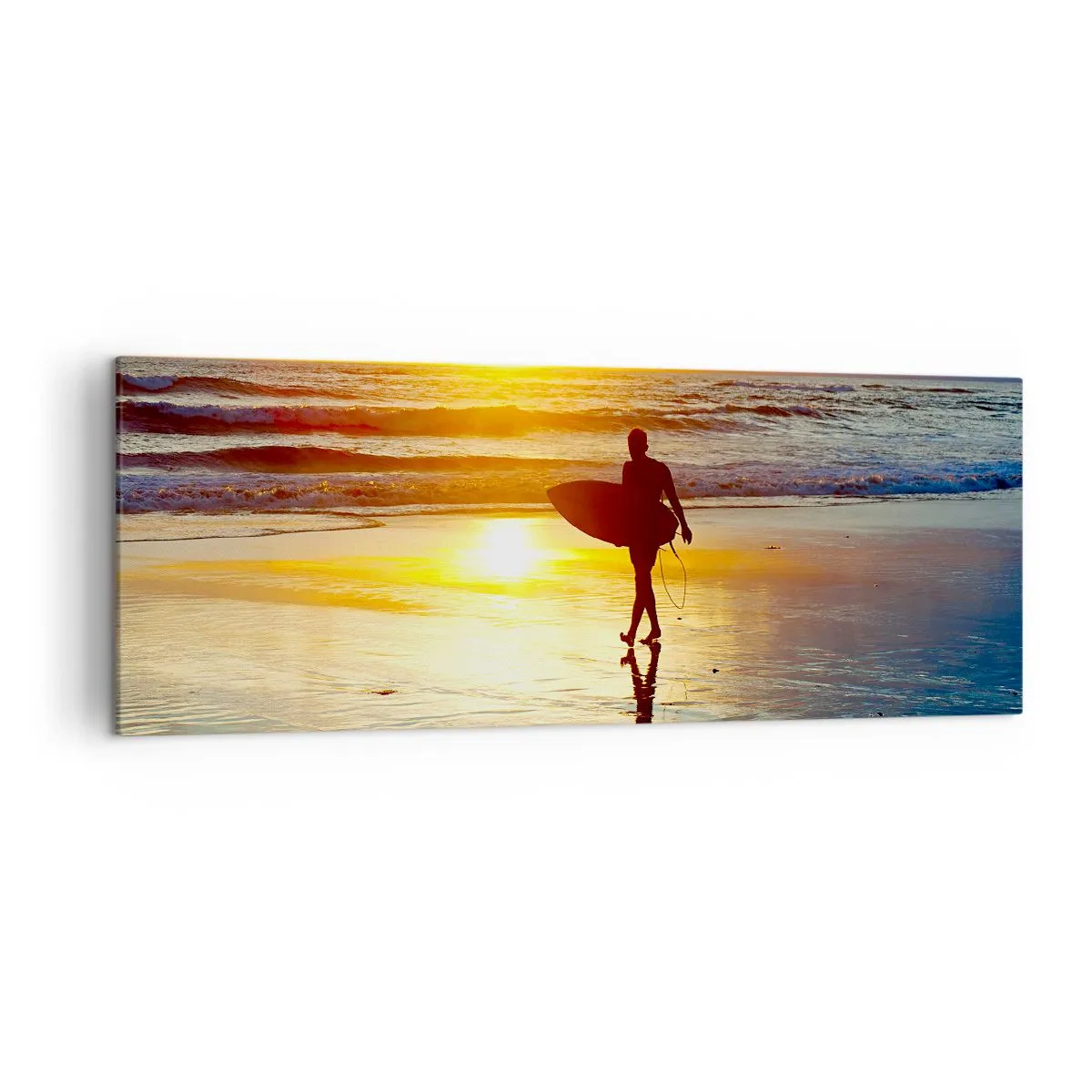Impression sur toile - Image sur toile - Un surfeur marchant sur la plage au coucher du soleil avec une planche à la main. - 140x50cm - Le retour du guerrier - Décoration murale moderne pour le salon et la chambre ARTTOR