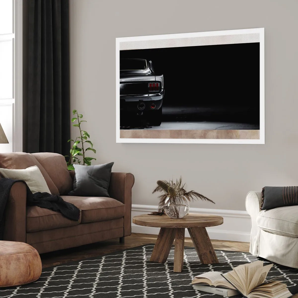 Affiche - Poster - Une image en noir et blanc de l'arrière d'une voiture classique sur un fond sombre. - 100x70cm - Le charme du classique - Décoration murale moderne pour le salon et la chambre ARTTOR