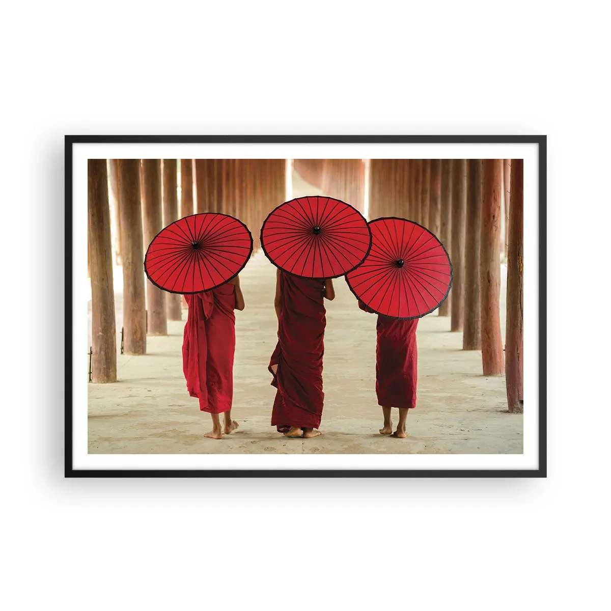 Affiche dans un cadre noir - Poster - Trois moines avec des parapluies rouges dans l'architecture traditionnelle - 100x70cm - Sur la route du pays pure - Décoration murale moderne pour le salon et la chambre ARTTOR