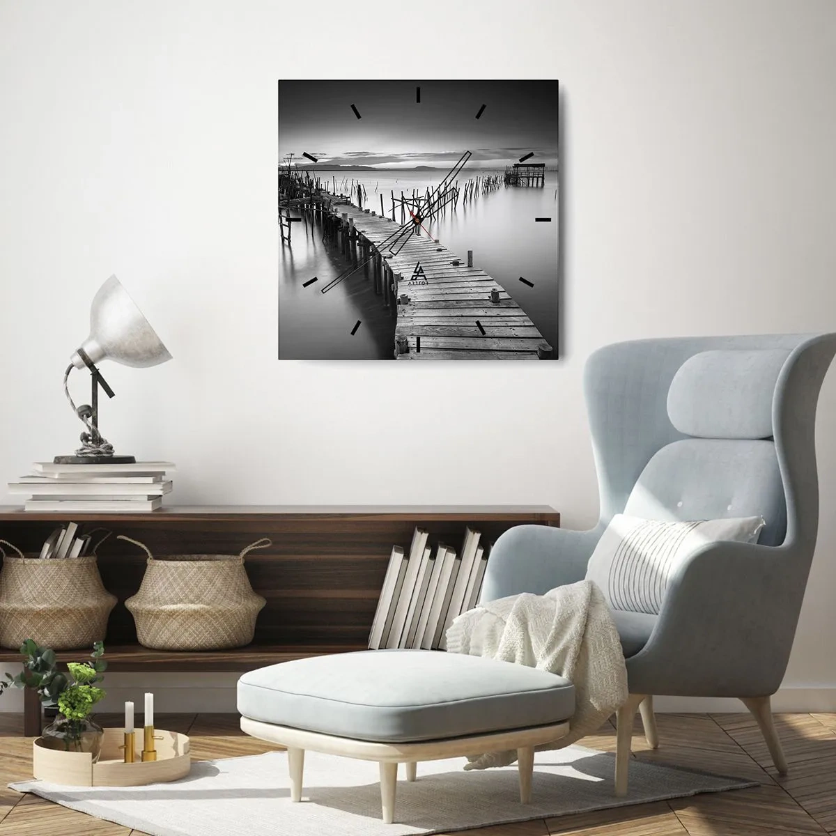 Horloge murale - Pendule murale - Une jetée en bois sur un lac calme dans des tons de gris - 30x30cm - La paix d'un rivage oublié - Décoration murale moderne pour le salon et la chambre ARTTOR