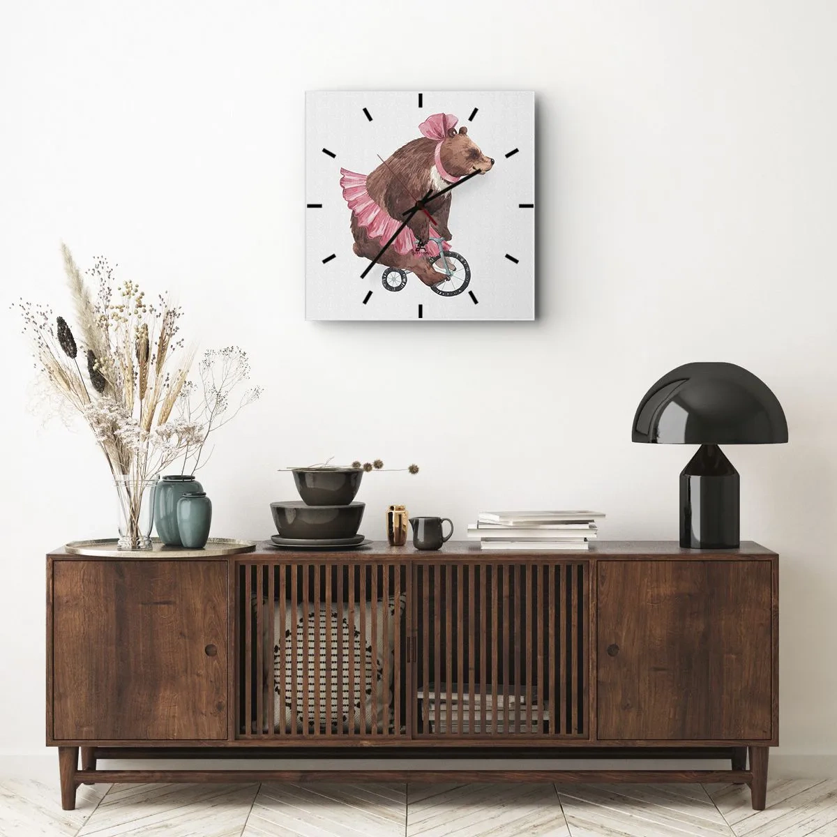 Horloge murale - Pendule murale - Un ours en peluche dans une jupe rose sur un vélo de style rétro - 30x30cm - Quel cirque ! - Décoration murale moderne pour le salon et la chambre ARTTOR