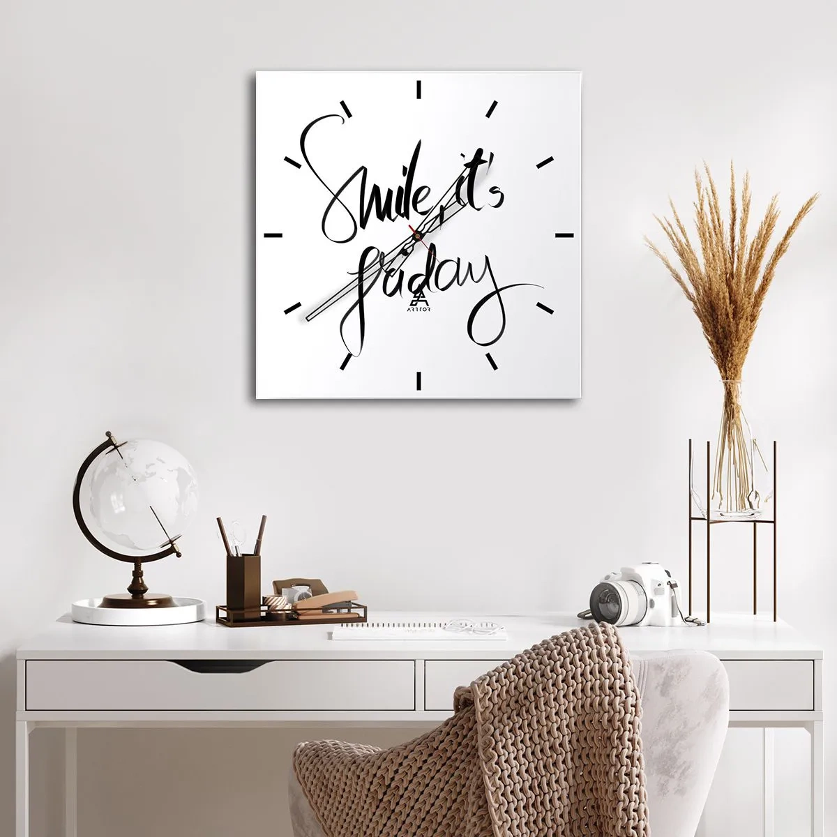 Horloge murale - Pendule murale - Lettrage noir et blanc Souriez, c'est vendredi - 30x30cm - Joie réelle - Décoration murale moderne pour le salon et la chambre ARTTOR