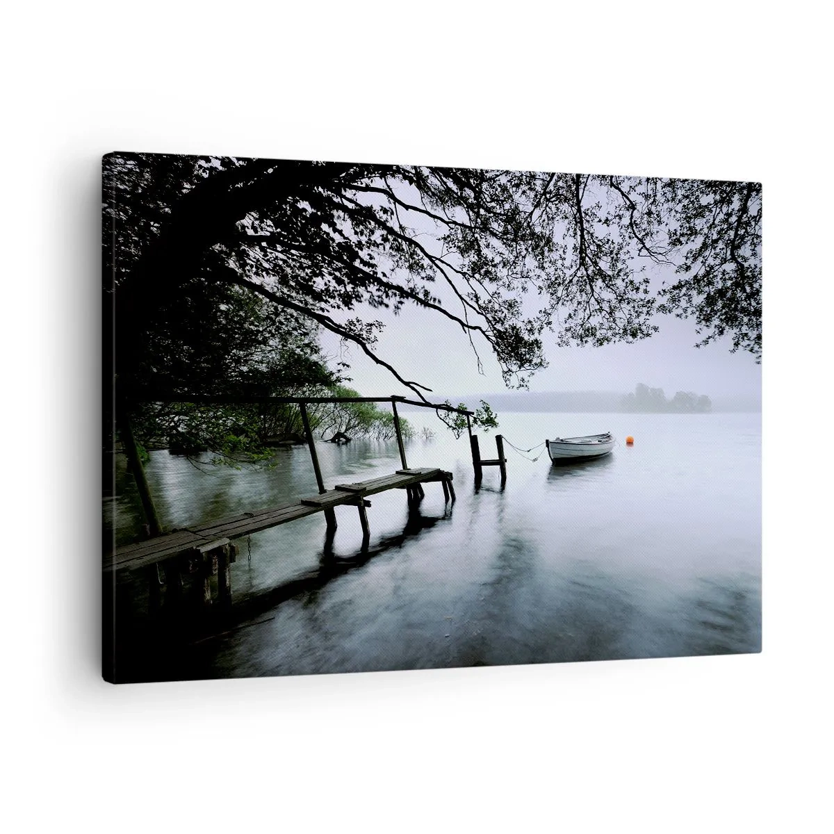 Impression sur toile - Image sur toile - Une jetée sur l'eau avec un bateau en arrière-plan entouré d'un paysage brumeux - 70x50cm - Tu te reposes déjà - Décoration murale moderne pour le salon et la chambre ARTTOR