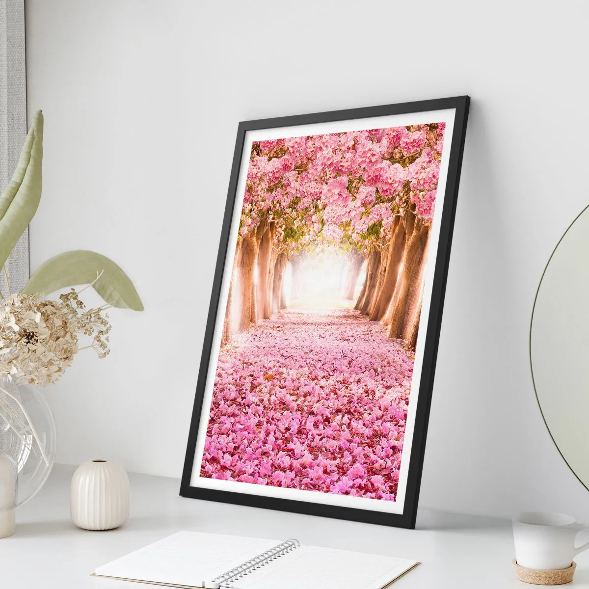 Affiche dans un cadre noir - Poster - Une allée de cerisiers avec un tapis de fleurs roses - 50x70cm - La route du paradis - Décoration murale moderne pour le salon et la chambre ARTTOR
