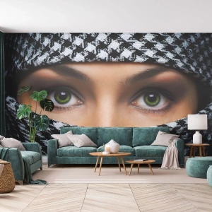 Papier Peint Photo Premium Sand - Un portrait d'une beauté voilée aux yeux verts - Femme, Yeux, Culture - 300x210 cm