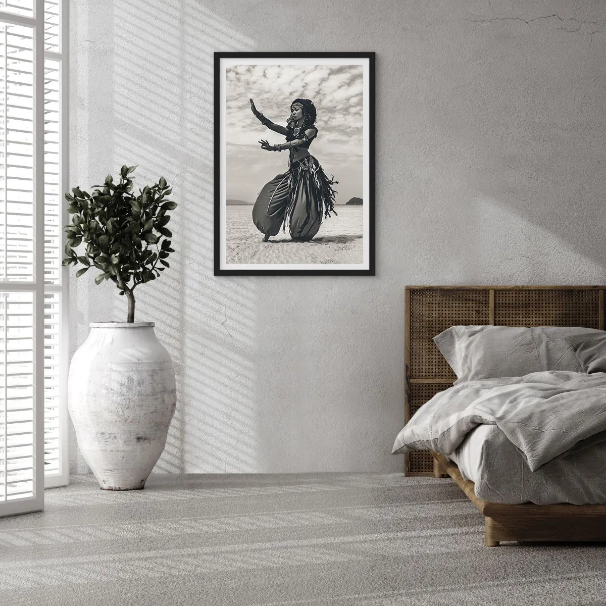 Affiche dans un cadre noir - Poster - Une danseuse ethnique dans un paysage désertique - 50x70cm - Danse des îles du sud - Décoration murale moderne pour le salon et la chambre ARTTOR