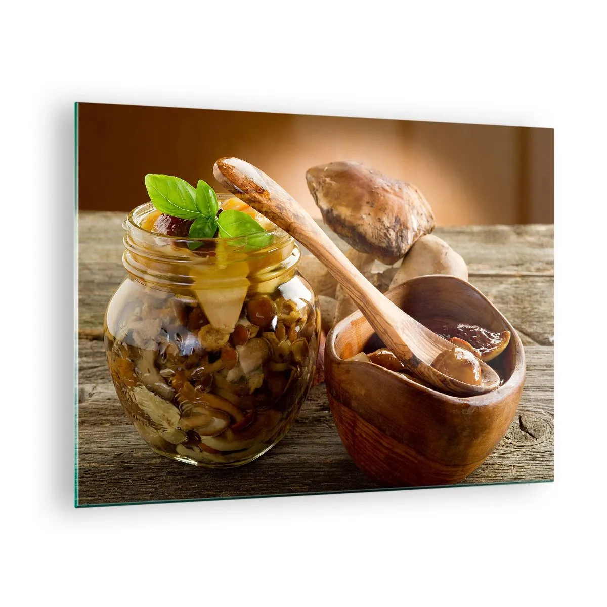 Impression sur verre - Image sur verre - Champignons marinés dans un bocal avec un bol en bois et des champignons sur la table en arrière-plan - 70x50cm - Que ce soit frais ou salé, ou en automne…
