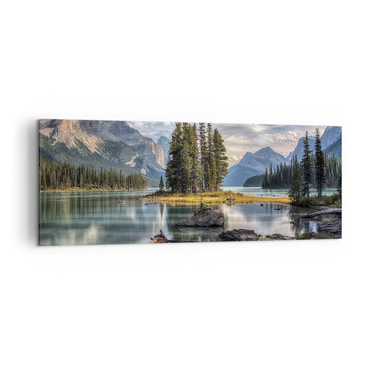 Impression sur toile - Image sur toile - Un paysage de montagne avec une île entourée d'un lac calme - 140x50cm - Sous les grandes eaux claires - Décoration murale moderne pour le salon et la chambre ARTTOR