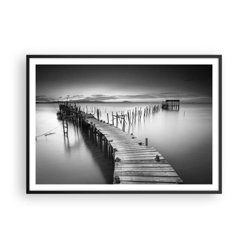 Affiche dans un cadre noir - Poster - Une jetée en bois sur un lac calme dans des tons de gris - 100x70cm - La paix d'un rivage oublié - Décoration murale moderne pour le salon et la chambre ARTTOR