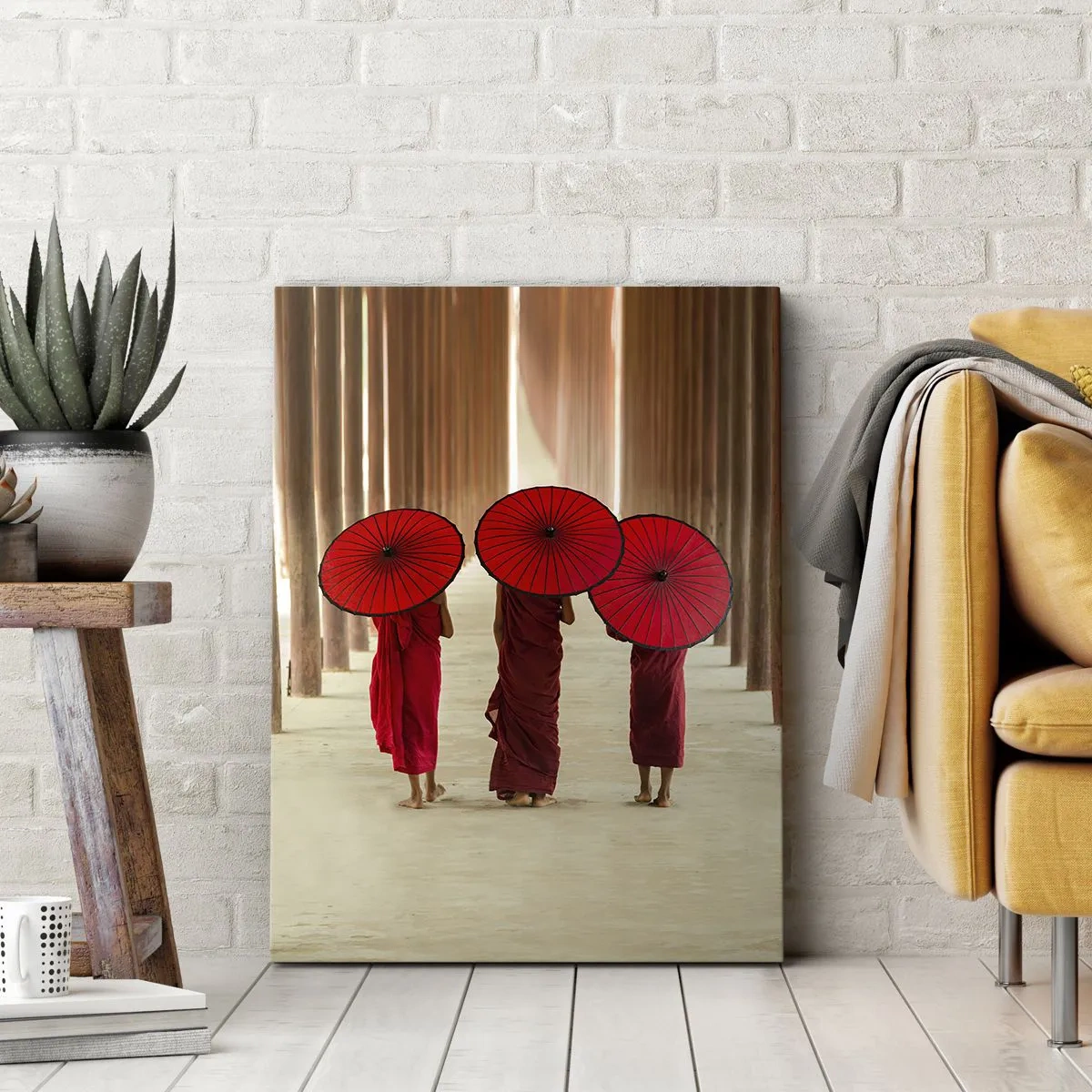 Impression sur toile - Image sur toile - Trois moines avec des parapluies rouges dans l'architecture traditionnelle - 70x100cm - Sur la route du pays pure - Décoration murale moderne pour le salon et la chambre ARTTOR