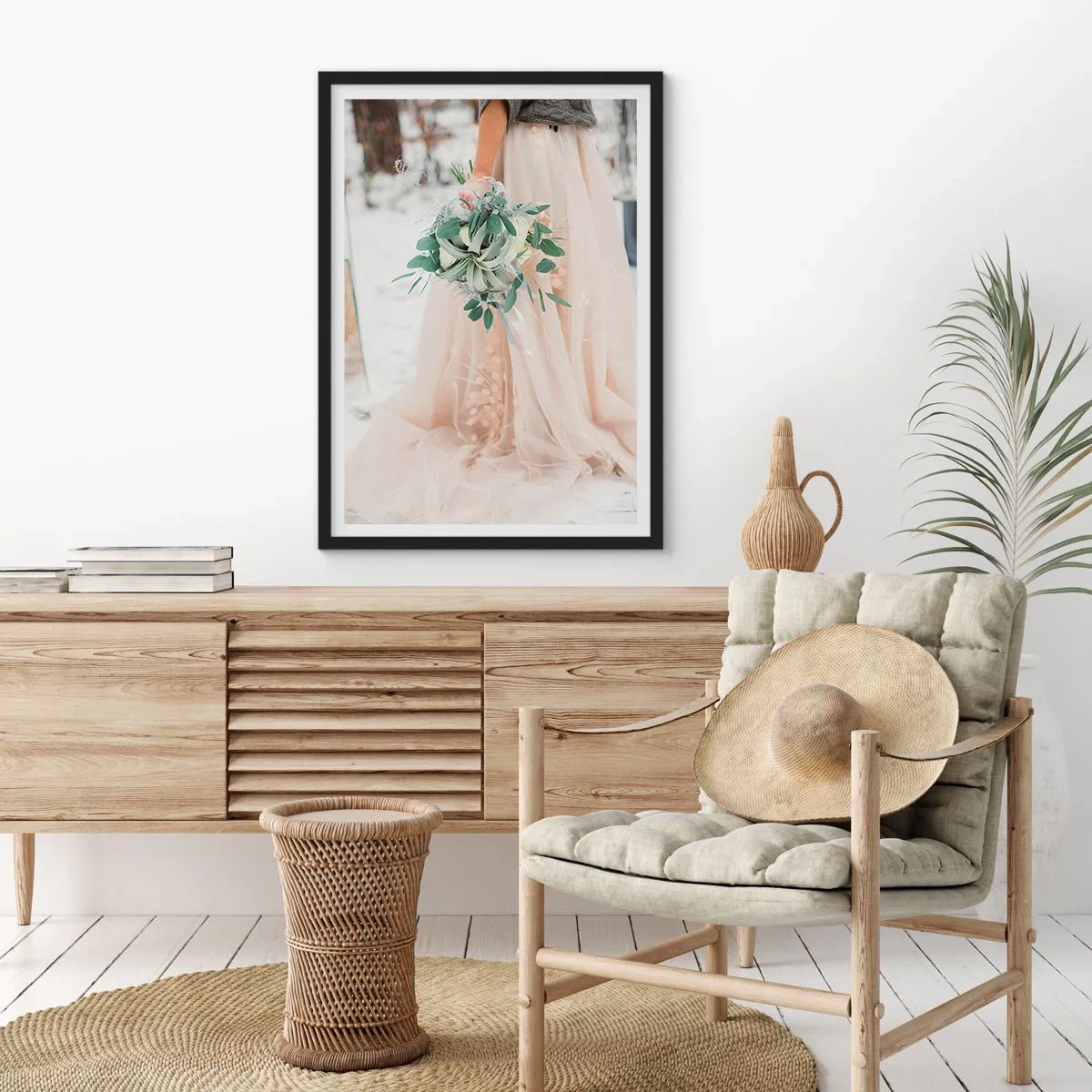 Affiche dans un cadre noir - Poster - Une mariée en robe beige tenant un bouquet dans la neige - 50x70cm - Et il vécurent longtemps et heureux - Décoration murale moderne pour le salon et la chambre ARTTOR