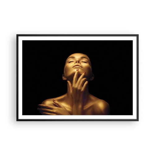 Affiche dans un cadre noir - Poster - Portrait d'une femme dans une lueur dorée sur fond noir - 100x70cm - Comme de la soie dorée - Décoration murale moderne pour le salon et la chambre ARTTOR