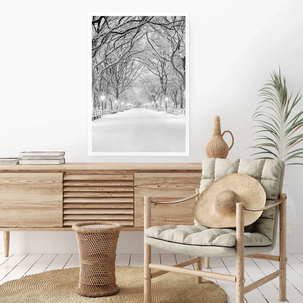 Affiche - Poster - Une allée d'arbres enneigés dans le parc en hiver - 50x70cm - Les quatres saisons – l’hiver - Décoration murale moderne pour le salon et la chambre ARTTOR