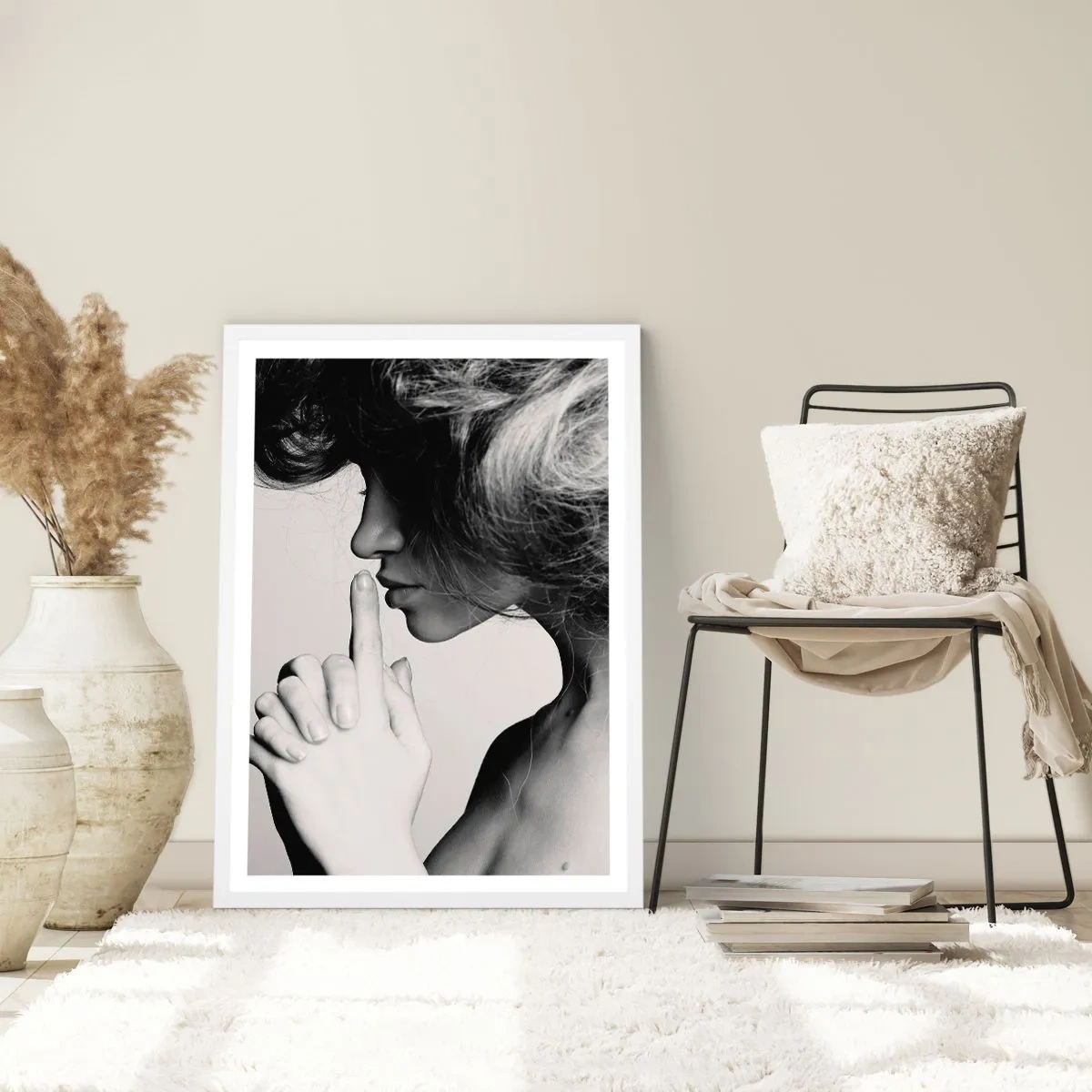 Affiche dans un cadre blanc - Poster - A l'écoute d'elle-même - 50x70 cm