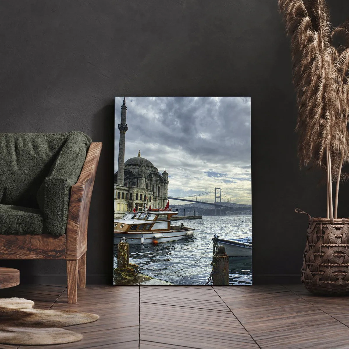 Impression sur toile - Image sur toile - Un bâtiment historique sur l'eau avec des bateaux et un pont en arrière-plan - 80x120cm - Aux confins des mondes - Décoration murale moderne pour le salon et la chambre ARTTOR