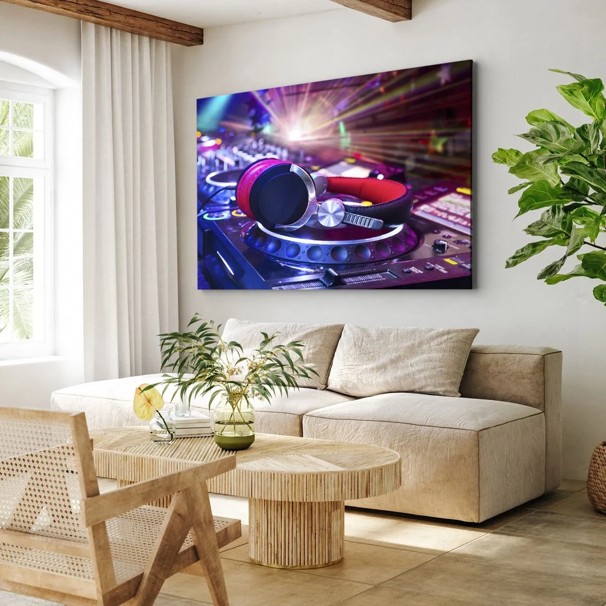 Impression sur toile - Image sur toile - Casque DJ sur une console éclairée par des projecteurs lors d'une fête - 120x80cm - Il va s'en passer des choses - Décoration murale moderne pour le salon et la chambre ARTTOR